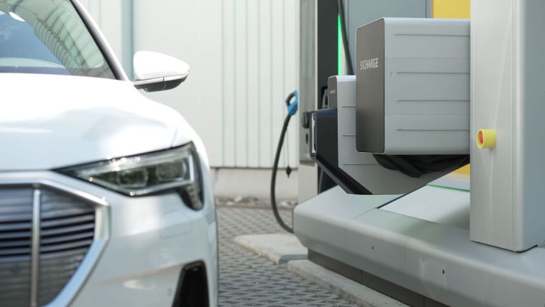 Önállóan működő villanyautótöltő robotottal kísérletezik a Siemens