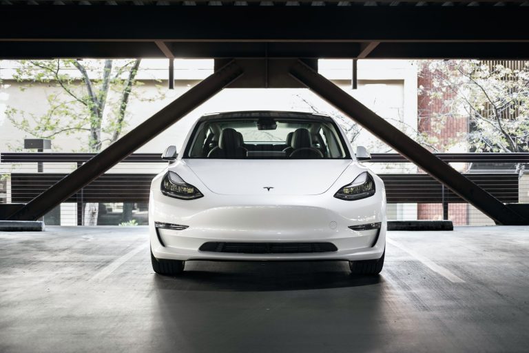 A Tesla a Golfot és a Cliót lenyomta, a hatóságokat még nem