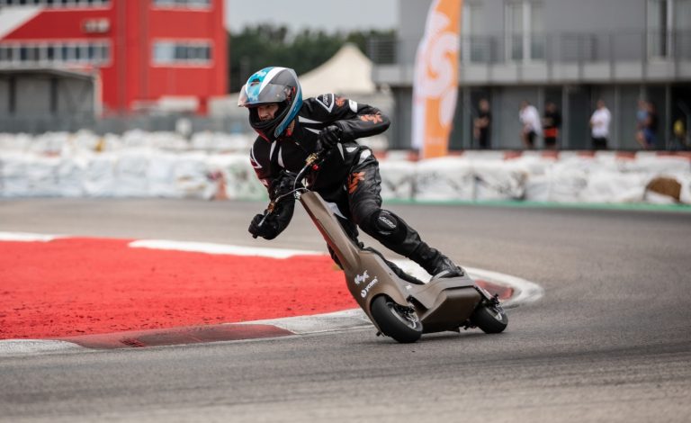 Versenysport lesz az elektromos rollerezésből, ilyenek lesznek a járgányok