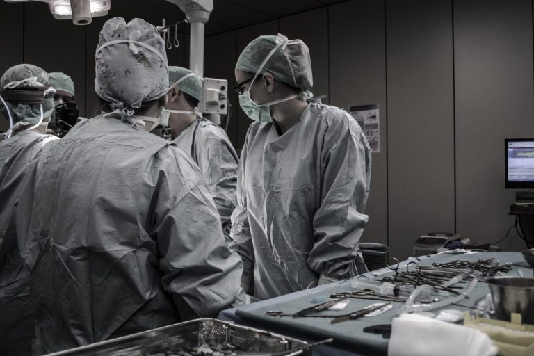 Genetikailag módosított sertésvesét teszteltek emberen, és a donorszerv működött