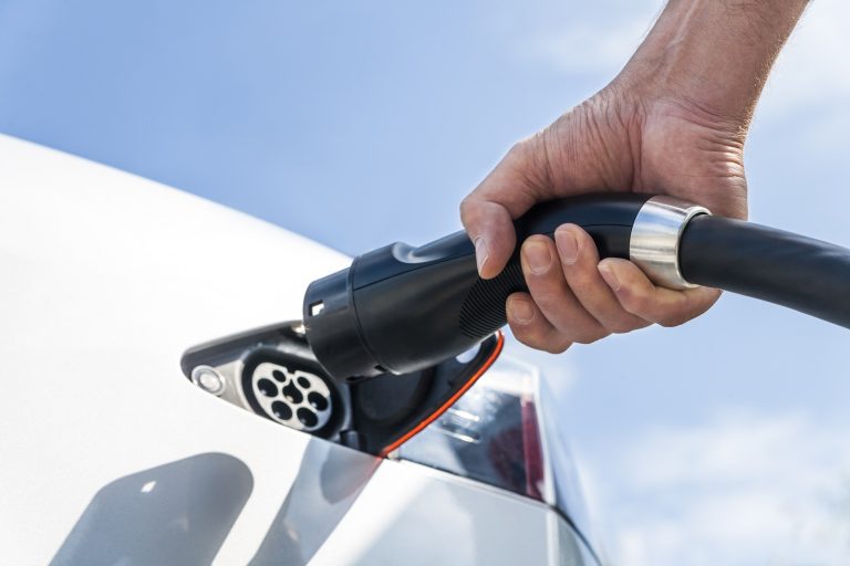 Néhány perc alatt feltölthetőek lennének az elektromos autók egy új fejlesztésű töltőkábellel