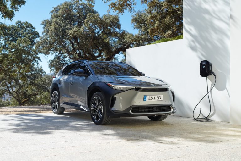Évente 1800 kilométert is meg tud tenni hálózati töltés nélkül a Toyota új elektromos autója