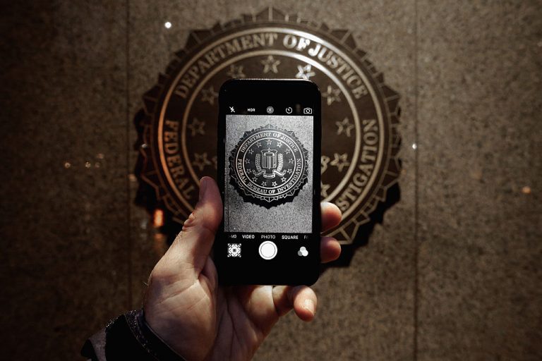 Feltörték az FBI szerverét, majd legalább százezer hamis emailt küldtek ki onnan
