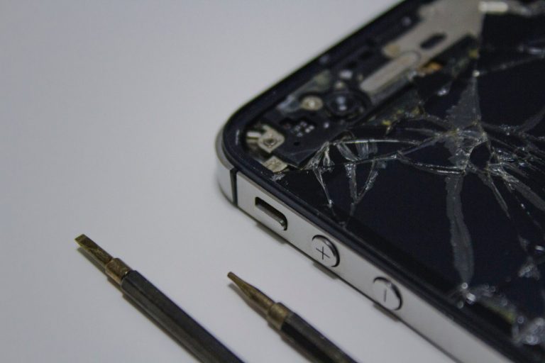 Jövőre már magunk cserélhetünk képernyőt és akkumulátort az iPhone-unkban, ha merünk
