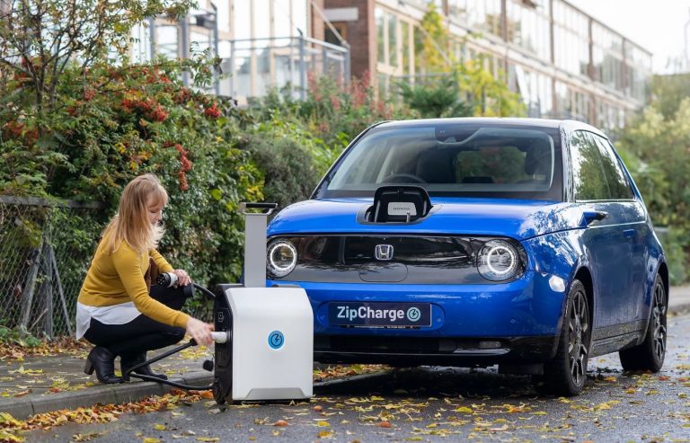 Gurulós bőröndre emlékeztető pótakkumulátor oldhatja meg az elektromos autók hatótávproblémáját