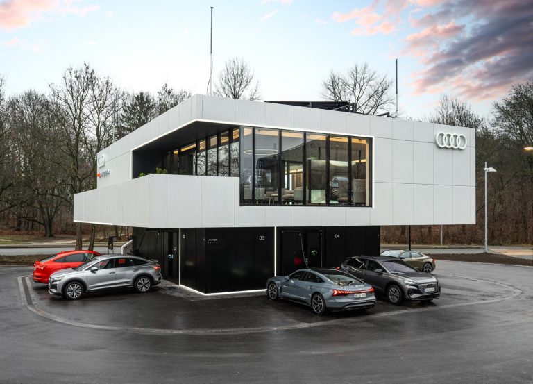 Luxuskörülmények között tölthetik az elektromos autóikat a németek