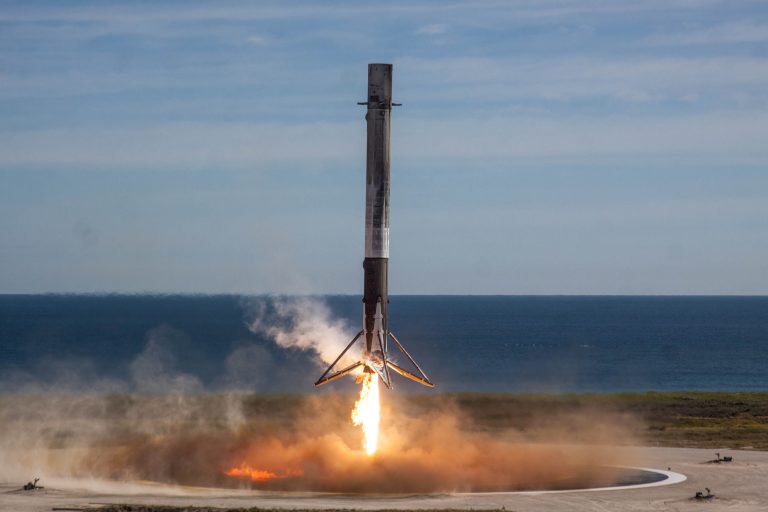 Sikeresen teljesítette századik függőleges leszállását a Falcon-9