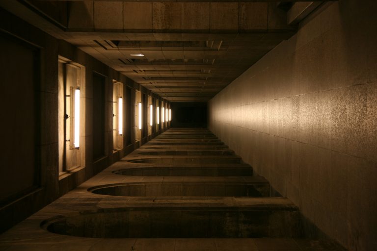 Hátsó szobák – horrorisztikus programhiba a valóságunk mögött