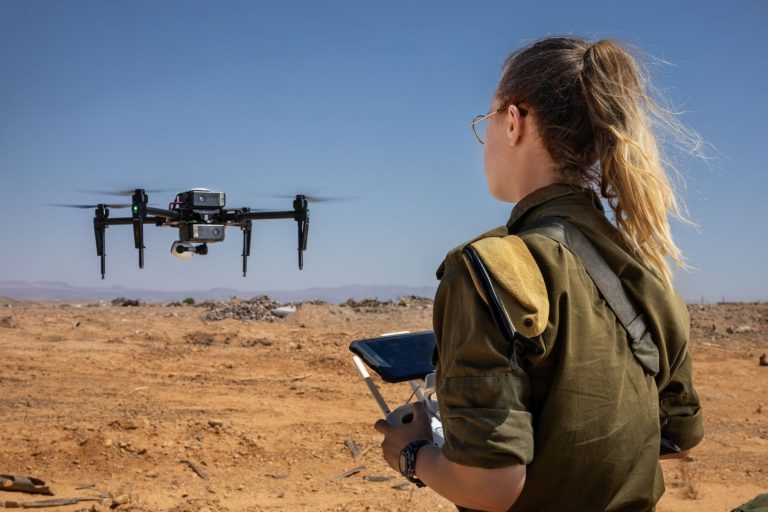 Akár egy több száz drónból álló rajt is irányíthat egyetlen katona a Raytheon új fejlesztésének köszönhetően
