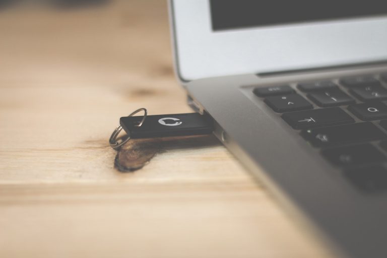 Hackerek ajándéknak álcázott, vírusos pendrive-okat postáztak cégeknek