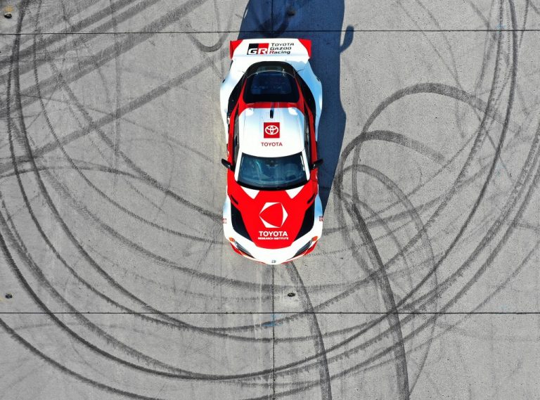 Driftelni tanítják az önvezető autókat a Toyotánál