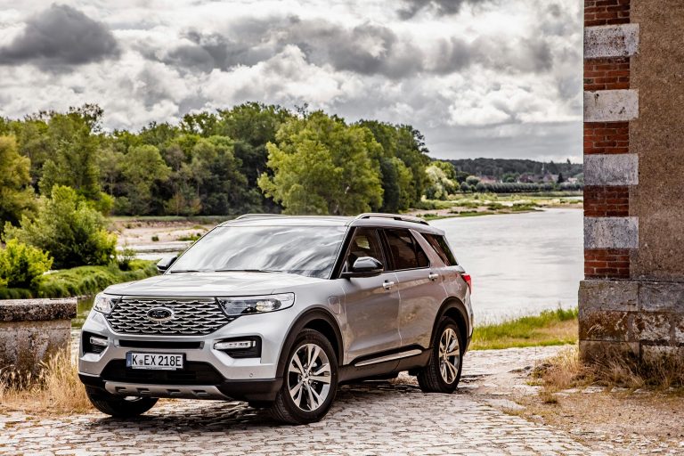 Félkész autókat fog leszállítani a Ford a chiphiány miatt