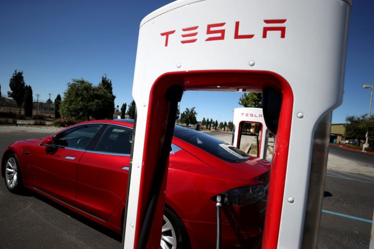 Durván egy hét alatt telepíthető egy egész töltőállomás a Tesla új moduláris rendszerével