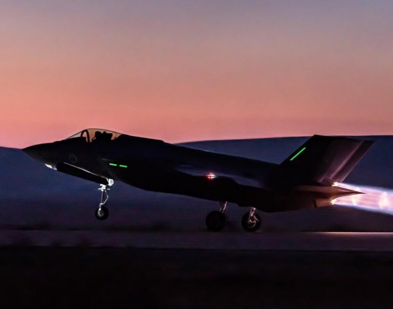 Először lehet látni videón, hogy az F–35 elfogás közben kilő egy drónt