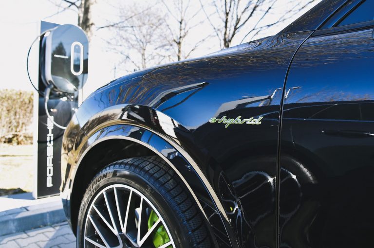 Porsche-e egy Porsche, ha konnektoros hibridrendszer hajtja?