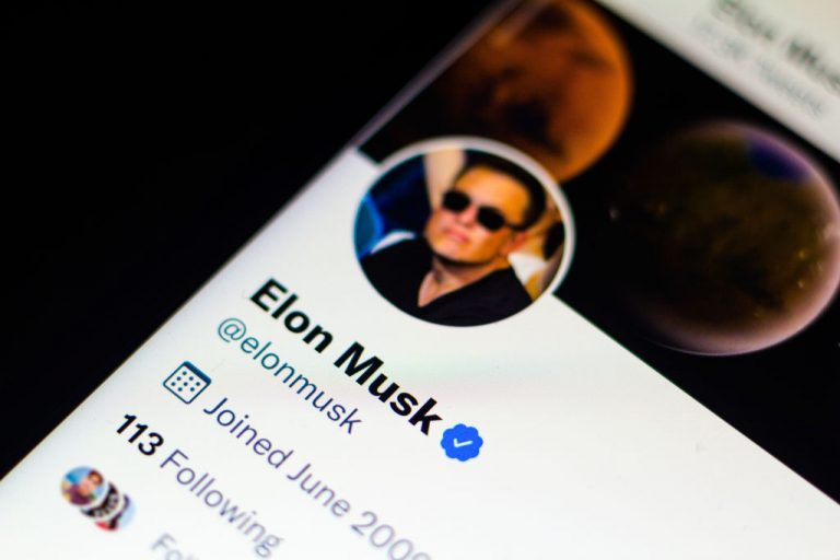 Musk átvette a Twittert, a vezetőség kirúgásával indított