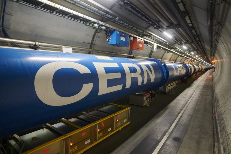 Lehet, le kell kapcsolni a Nagy Hadronütköztetőt az energiakrízis miatt