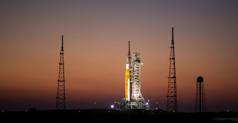 A NASA új holdrakétájának tesztelésével továbbra is gondok vannak, leállították a műveleteket