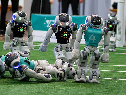 Nagy esések és látványos talpraállások - szigorodtak a robotfoci szabályai