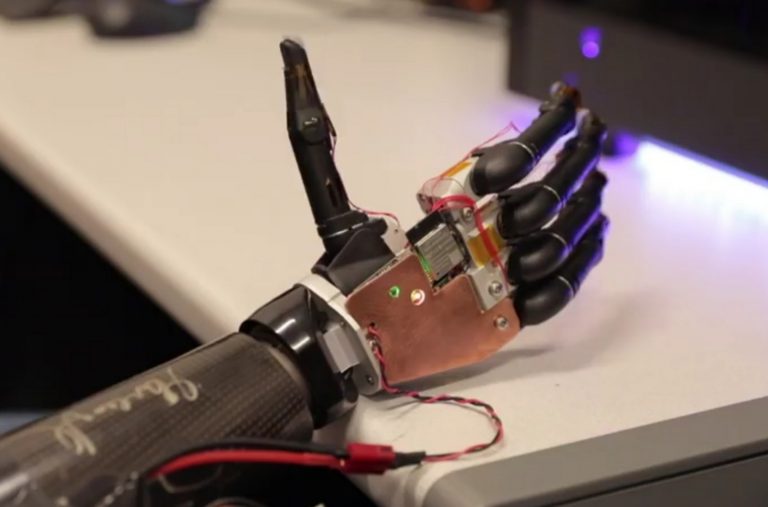 Gépi tanulással olvas a gondolatokban a robotkéz és ki is egészíti a hiányzó információkat