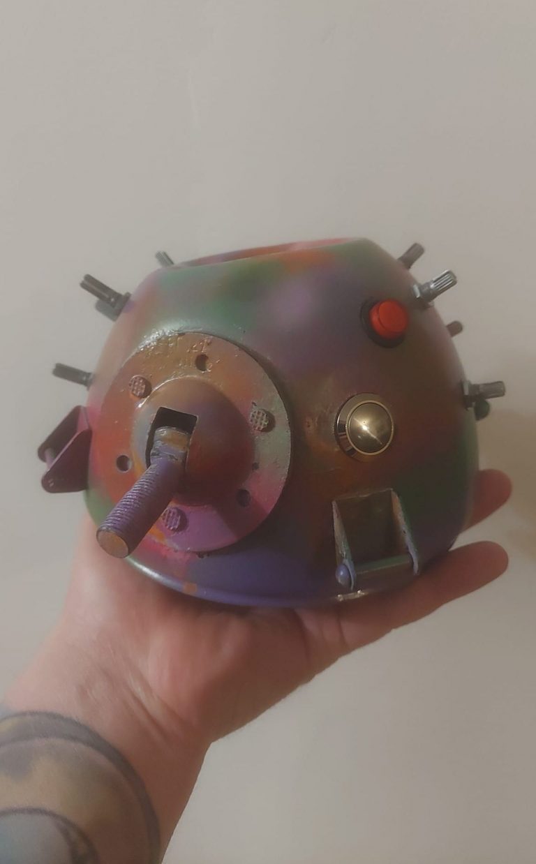Kilőtt orosz tank reflektorából csinált szintetizátort egy ukrán zenész