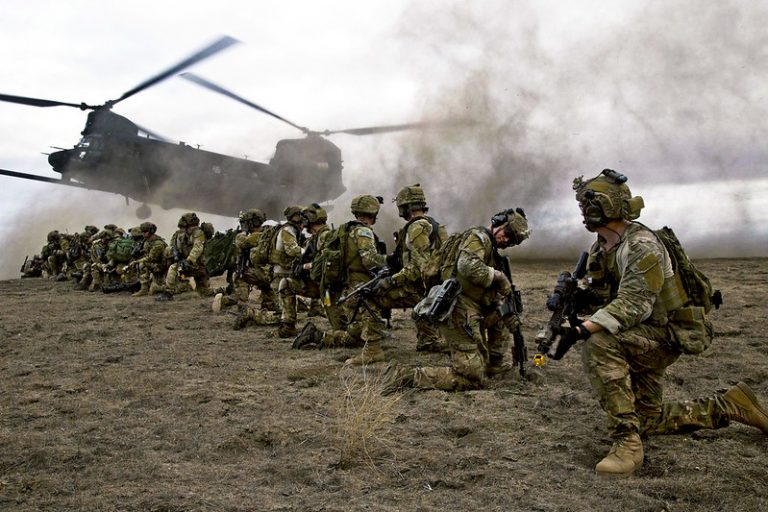 Mint egy akciófilmben – repkedett az ólom, amikor egy csapat kimenős Army Ranger és a legkeményebb drogbanda esett egymásnak