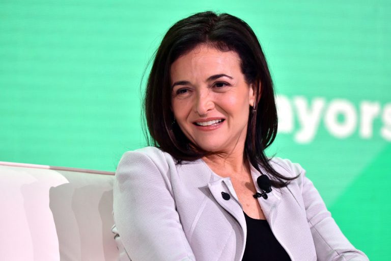 Távozik a Facebook anyavállalatának második embere, a világ egyik legnagyobb hatalmú nője