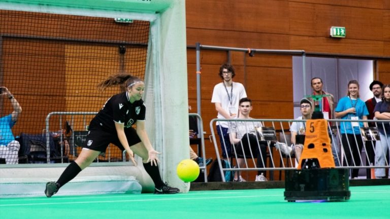Az első emberek VS robotok meccsén nem sikerült megvernie a női válogatottat a robot focicsapatnak