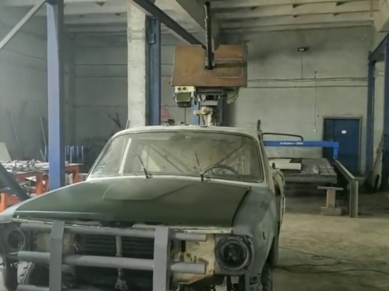 Az ukrán MAD MAX műhely, ahol régi Volgát alakítanak ütőképes harcjárművé