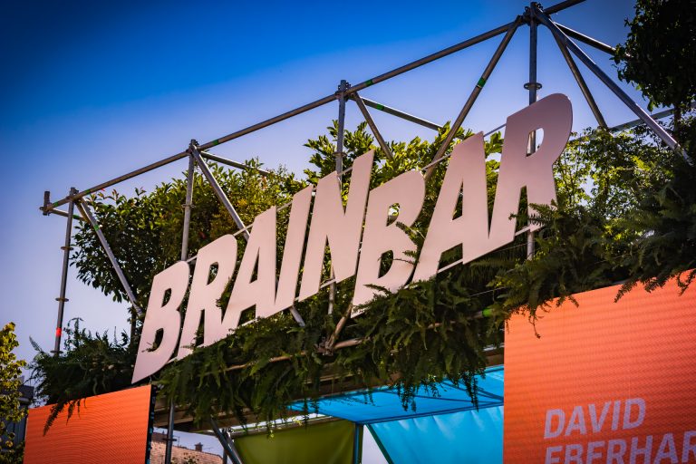 Anti-bitcoin közgazdásszal és kamuvadász filozófussal jön az idei Brain Bar