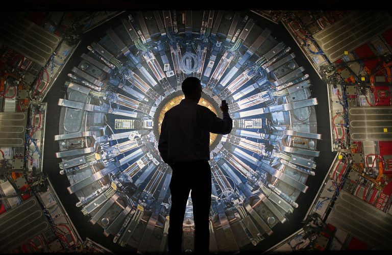 A Higgs-mező legegyszerűbb magyarázata politikusokat is tartalmaz és mindenki számára érthető