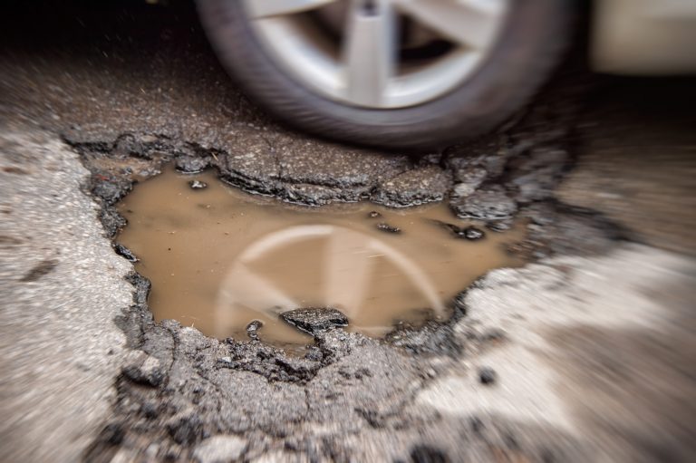A Teslák már a kátyúkat is automatikusan érzékelik
