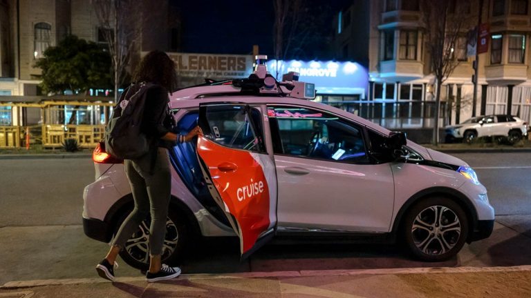 Nyolc, sofőr nélküli robottaxi összeállt, és lezárt egy teljes utcát