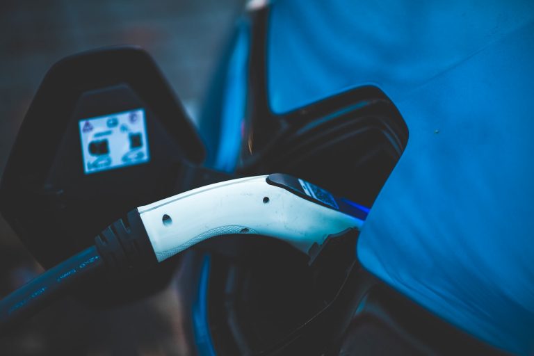 Két tényező fogja vissza az elektromos autók terjedését egy friss felmérés szerint