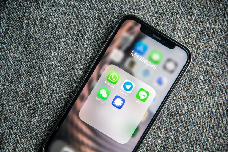Már reklámokban könyörög a Google az Apple-nek az újgenerációs SMS-ezésért