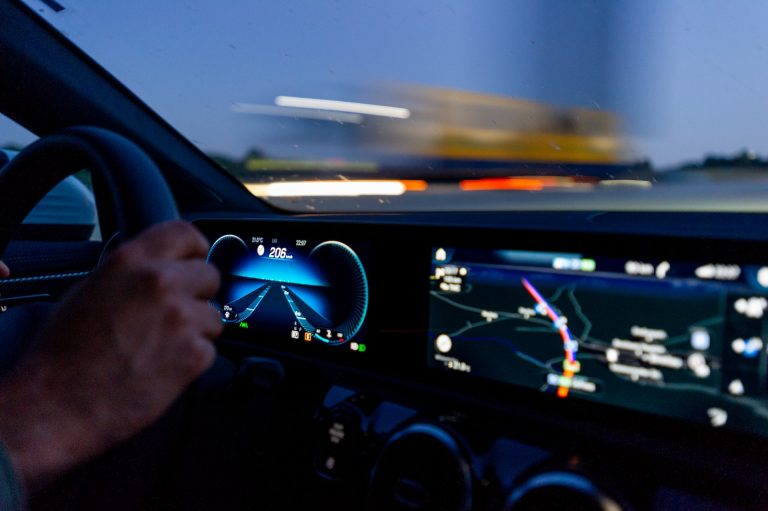 A gombok vagy az érintőképernyők a jobbak egy autóban? Egy kutatás kiderítette