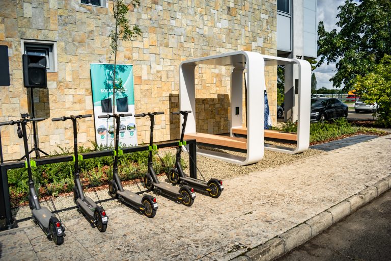 Nemzetközi szinten is egyedülálló megoldással újítaná meg a mikromobilitást három magyar cég