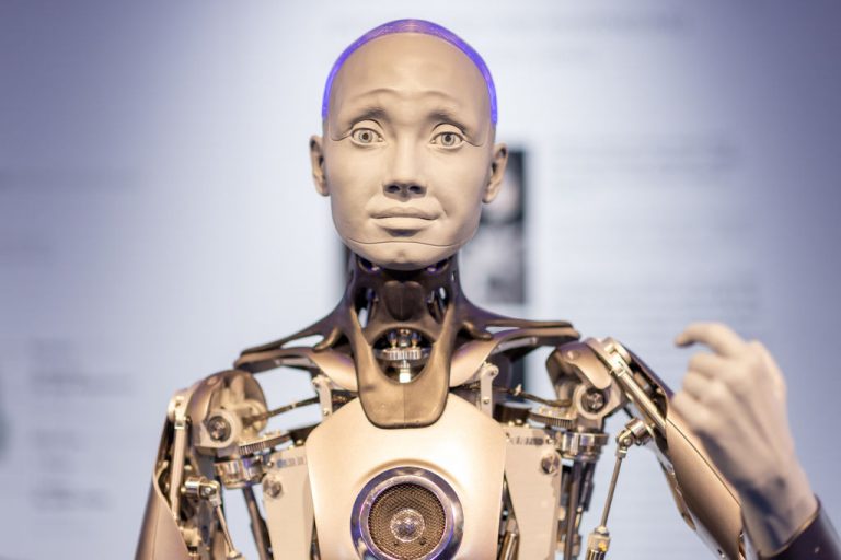 Ember vs humanoid - az arckifejezésekben már nincs nagy különbség