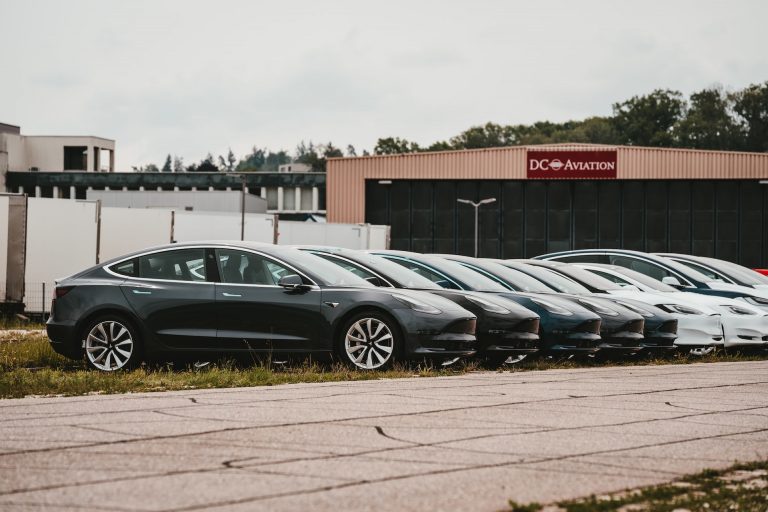 Hatalmas, akár húszszázalékos árcsökkentést jelentett be a Tesla