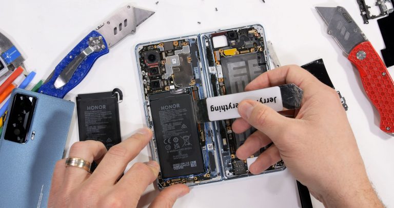 Szétkapták a Honor hajlítható telefonját, hogy megnézzék, mitől hajlik
