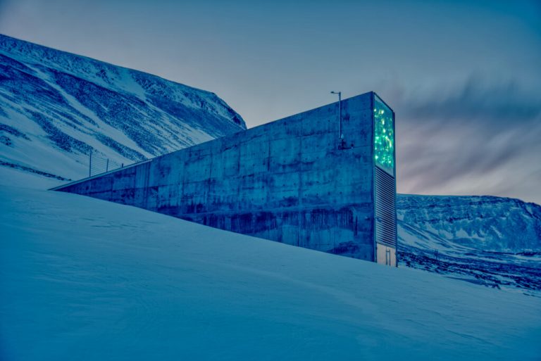 Benézhetünk a bunkerbe, ahol az emberiséget a katasztrófák következményeitől védő tartalékok pihennek