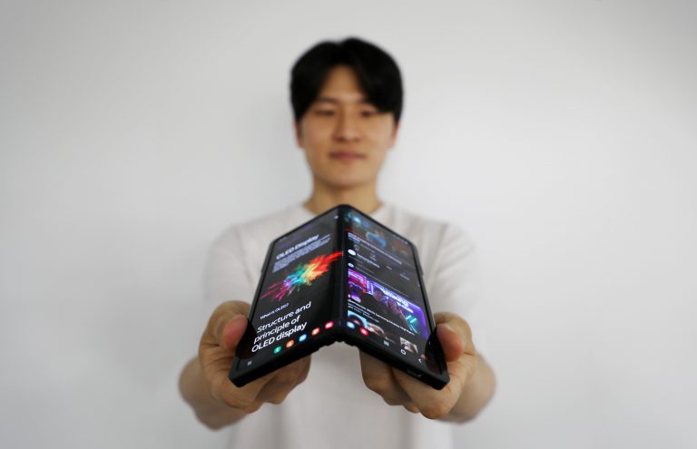 Kétirányba hajlítható és vérnyomásmérővel felszerelt kijelzőt mutatott be a Samsung