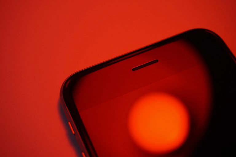 Tényleg az amerikai nemzetbiztonság és az Apple áll az orosz iPhone-ök feltörése mögött?