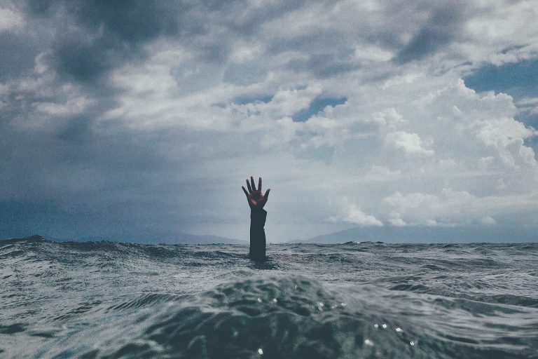 Fuldoklanak mellettünk a Balatonban, mit tegyünk? – A vízből mentés alapelvei