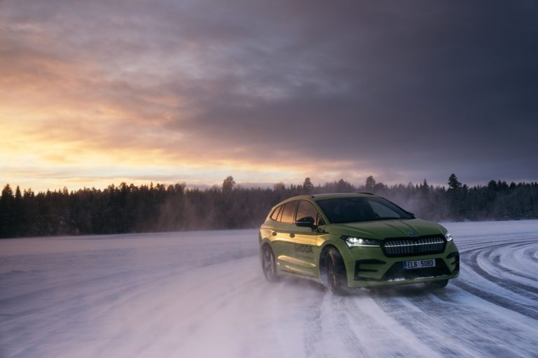 7,351 kilométert driftelve állított fel a jégen két GUINNESS-világrekordot a Škoda Enyaq RS iV