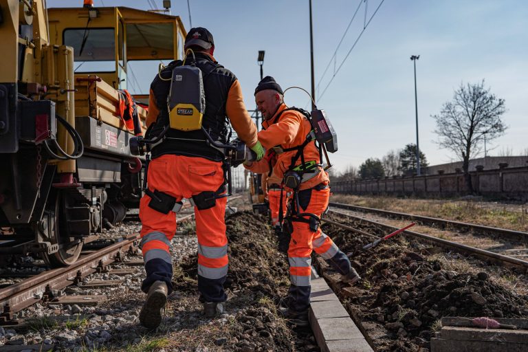 A vasúti munkások szupererőt kapnak egy nekik fejlesztett robotvázzal