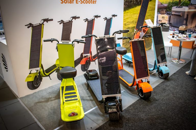 Íme az elektromos roller, amit sosem kell tölteni