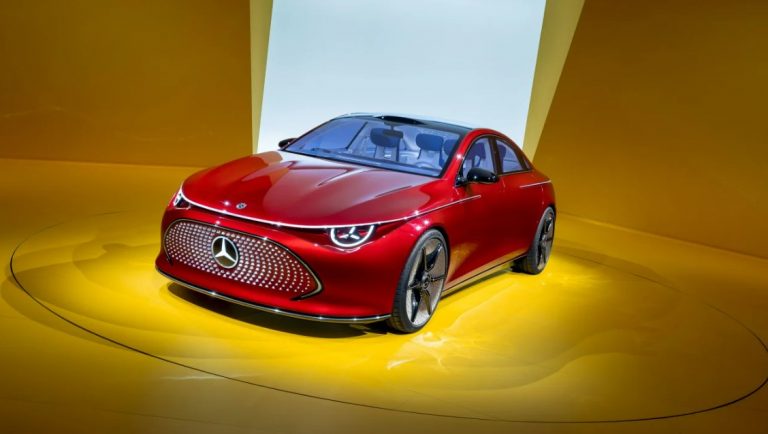 Az új, elektromos Mercedes több mint 750 kilométert tud megtenni egy feltöltéssel, és még TikTokzni is lehet rajta