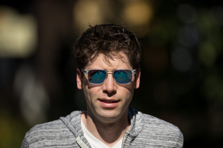 Nem várt fordulat az OpenAI-sagában: Sam Altman öt nappal a kirúgása után máris visszatér a ChatGPT-t fejlesztő cég élére