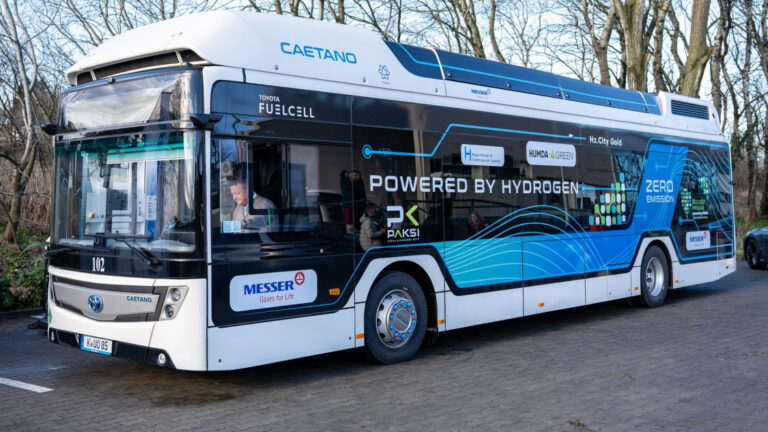 Hidrogénbuszokkal utazhatunk decembertől néhány helyen az országban
